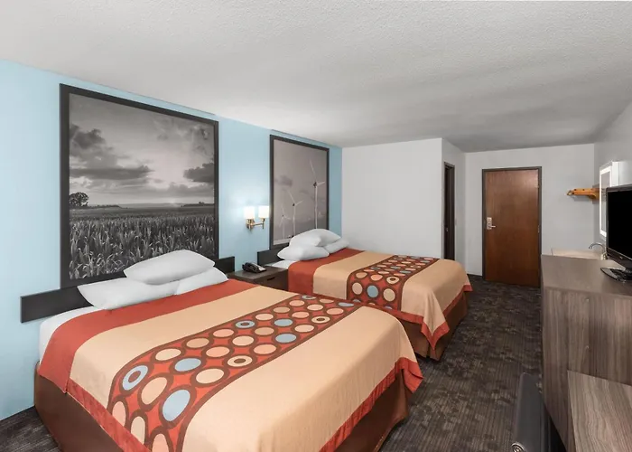 Super 8 By Wyndham Rock Port Mo